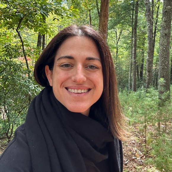 Meet your Posher, Claudia - Picture 1 of 1